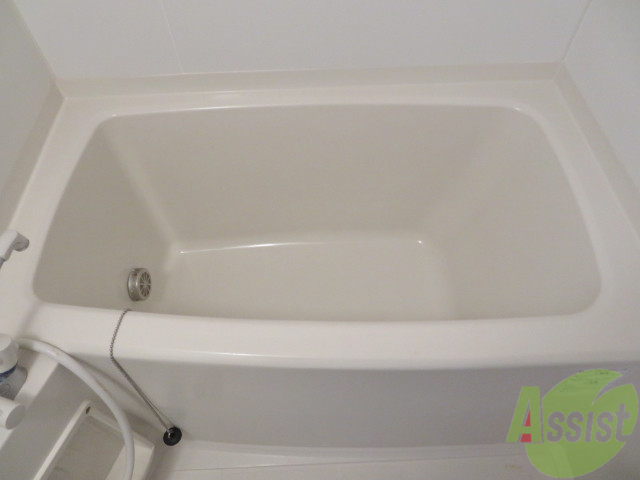 バス・シャワールーム　お風呂です。肩までゆっくりと浸かることができます。