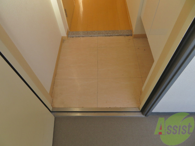 玄関　玄関です。少し狭いですが、傘立ても置けますね。