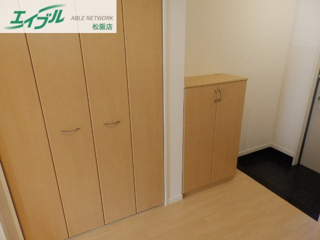 玄関　別部屋同型タイプ写真です。