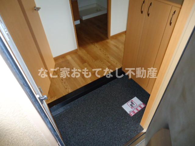 玄関　※写真は別号室