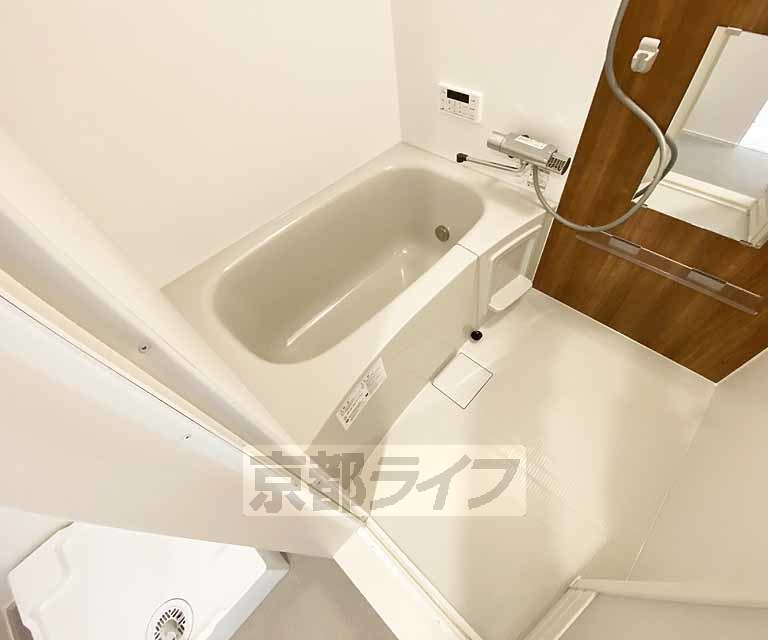 バス・シャワールーム　鏡のある便利なお風呂