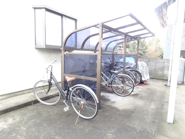 その他共有部分　雨の日でも安心して止められる屋根付の駐輪場です☆