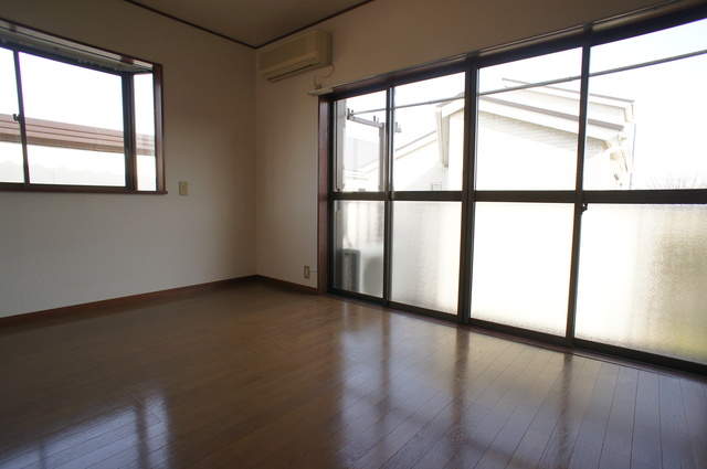 その他部屋・スペース　２面採光なので、明るく風通しのよい過ごしやすいお部屋です♪