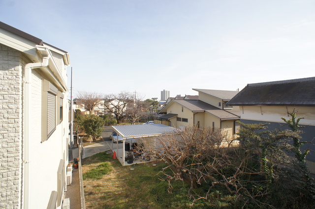 眺望　バルコニーからの景色です！圧迫感がないので暮らしやすい♪