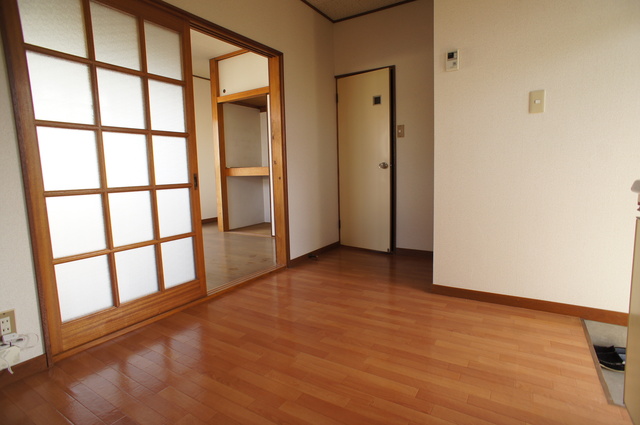 居室・リビング　ダイニングテーブルを置いたり自由にレイアウトできます☆