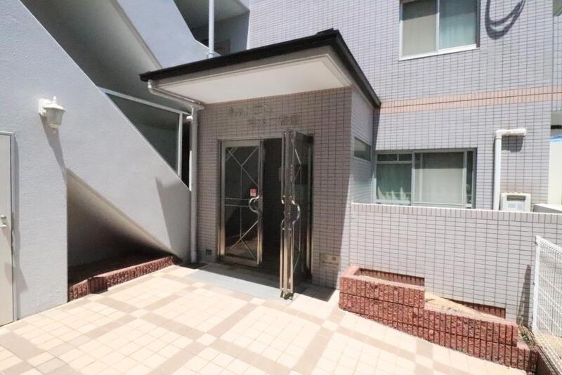 エントランス　マンション入り口はこんな感じです。