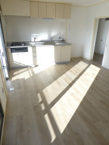 居室・リビング　静かで明るいリビングです。