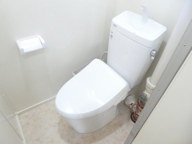 トイレ　新品の温水洗浄便座です。トイレ自体も新品です。