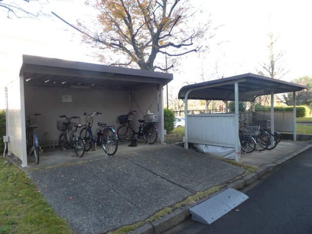 その他共有部分　目の前には自転車置場もあります。