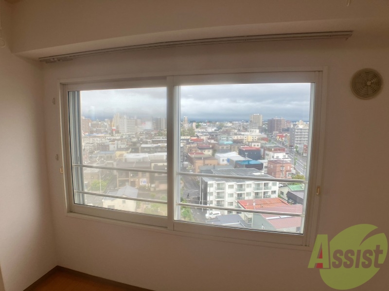 バルコニー　窓からの日光は気持ちを明るくしてくれますね！