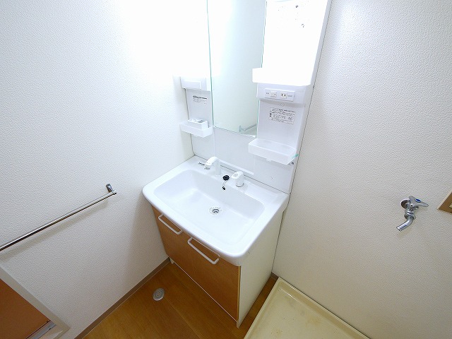 洗面設備　明るい洗面所です