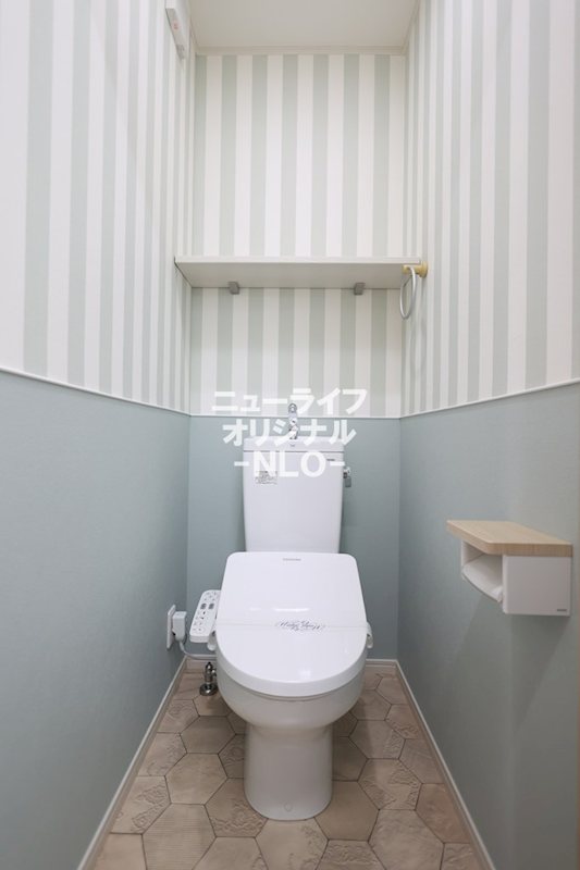 トイレ　あると嬉しい温水洗浄便座付☆アクセントクロスもお洒落です☆