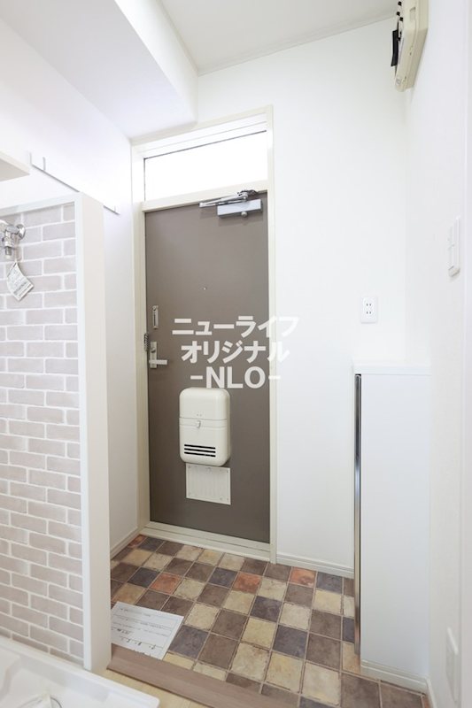 玄関　カラフルな床タイルがおしゃれな玄関☆