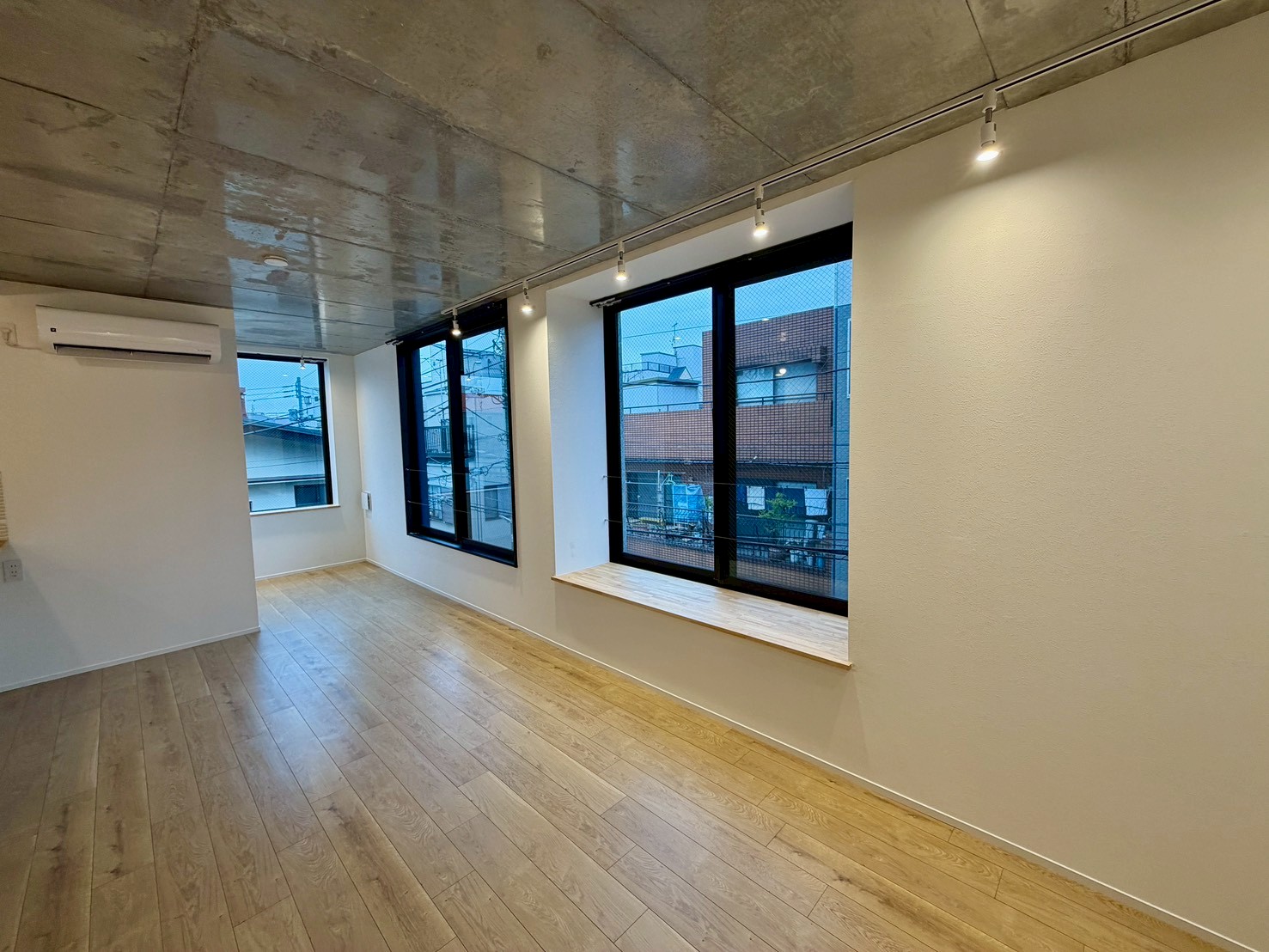 その他部屋・スペース　窓も多くて明るく開放的