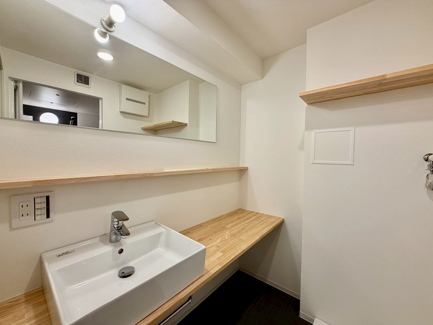 洗面設備　幅広の鏡が便利