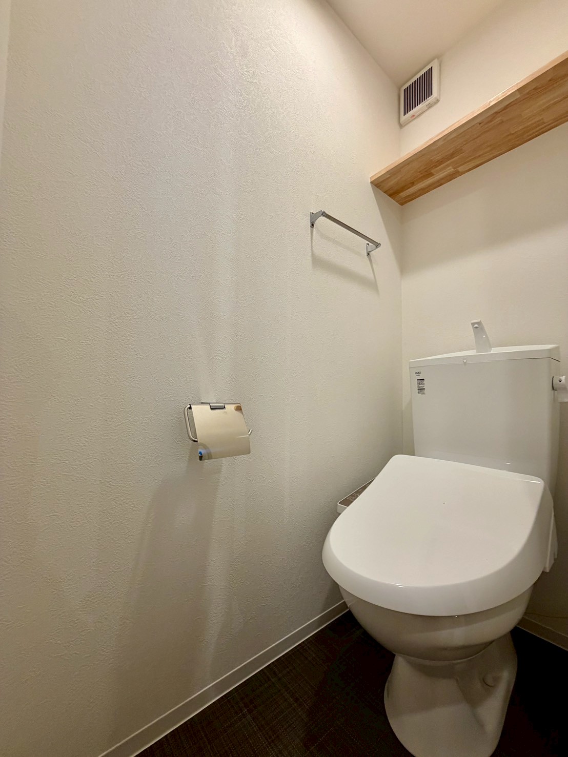 トイレ　収納棚つきで便利