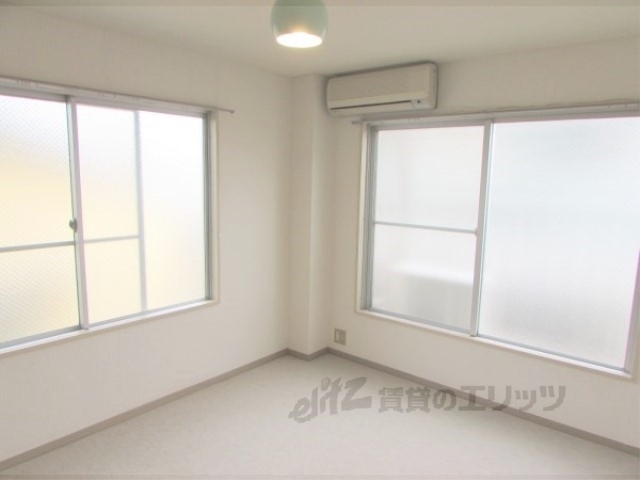 居室・リビング　二面採光で通気性・日当たり共に良いです