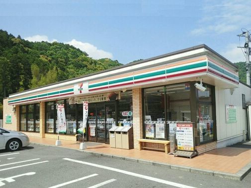 コンビニ　セブンイレブン（コンビニ）まで100m