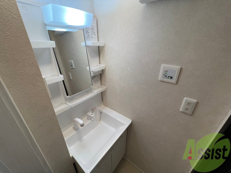 洗面設備　洗面化粧台も独立しており、洗面台の棚も利便性がありますね。