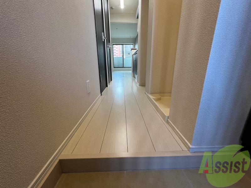 玄関　照明も有り、玄関から各居室までスムーズに行けそうですね。