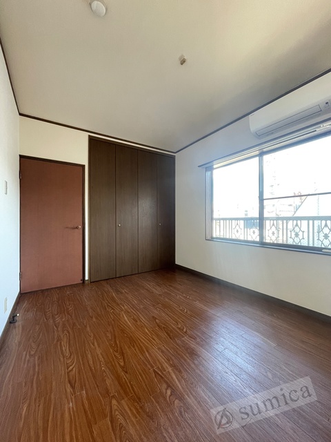 その他部屋・スペース　内装は落ち着いています。おおきな窓で明るさを演出。