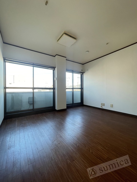 バルコニー　内装は落ち着いています。おおきな窓で明るさを演出。