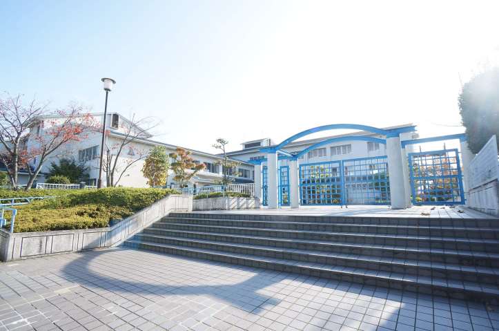 小学校　香芝市立真美ケ丘西小学校（小学校）まで1300m