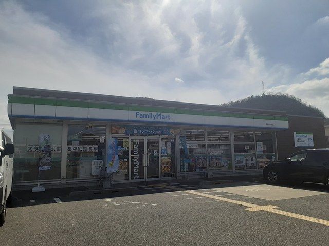 コンビニ　ファミリーマート（コンビニ）まで765m