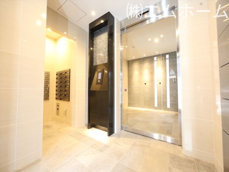 エントランス　エントランス　オートロック　宅配ＢＯＸ　防犯カメラ