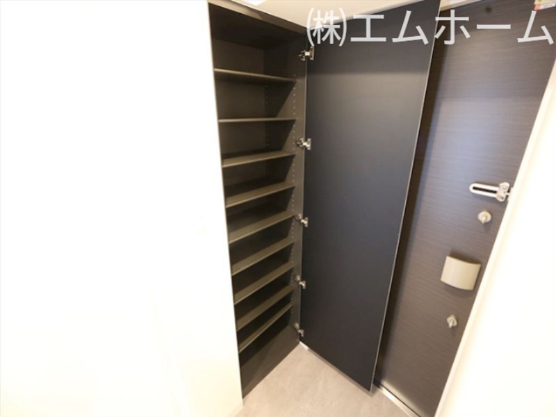 玄関　玄関　シューズボックス付（収納充実してます）