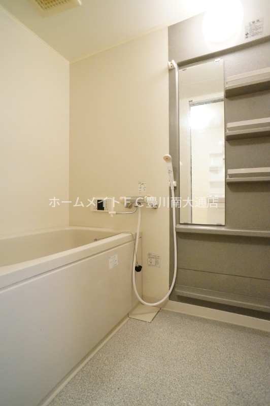 バス・シャワールーム　同型別部屋写真（反転）