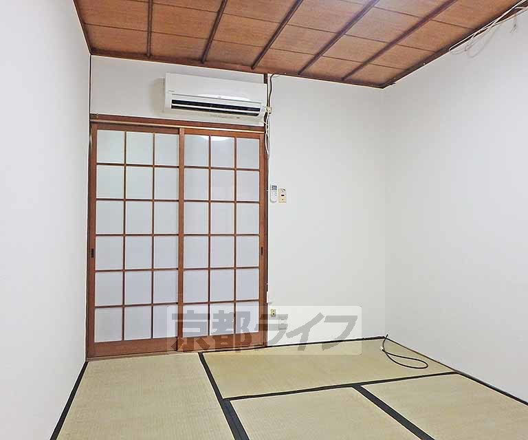 居室・リビング　清潔感のあるお部屋です。