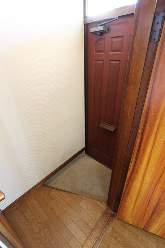 玄関　同仕様201号室の画像です