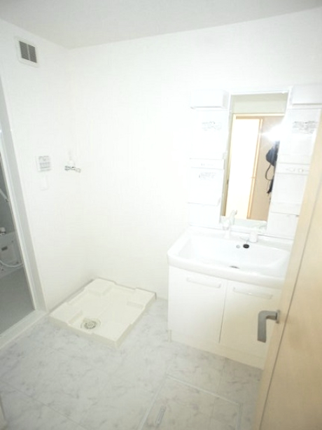 洗面設備　洗髪洗面化粧台と洗濯機置き場があります♪