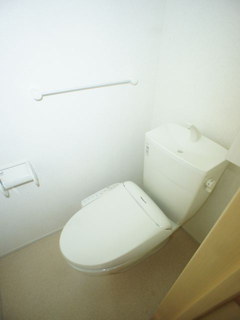 トイレ　温水洗浄暖房便座機能付きです♪