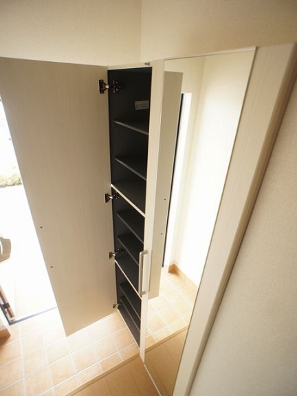 玄関　1階玄関！たくさん収納できるシューズボックスが付いています♪