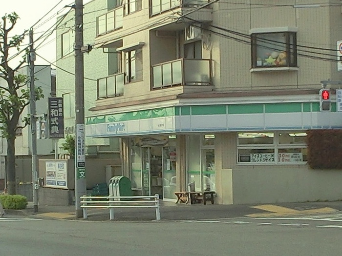 コンビニ　ファミリーマート（コンビニ）まで705m