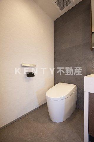 トイレ　落ち着いた色調のトイレです