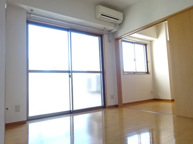 居室・リビング　写真は404号室です（参考）