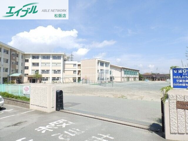 小学校　松阪市立港小学校（小学校）まで874m