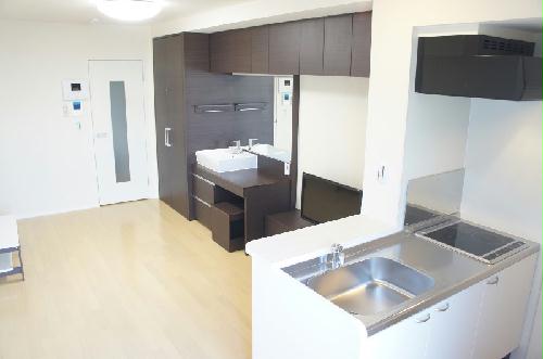 居室・リビング　壁に収納がたくさんあります！