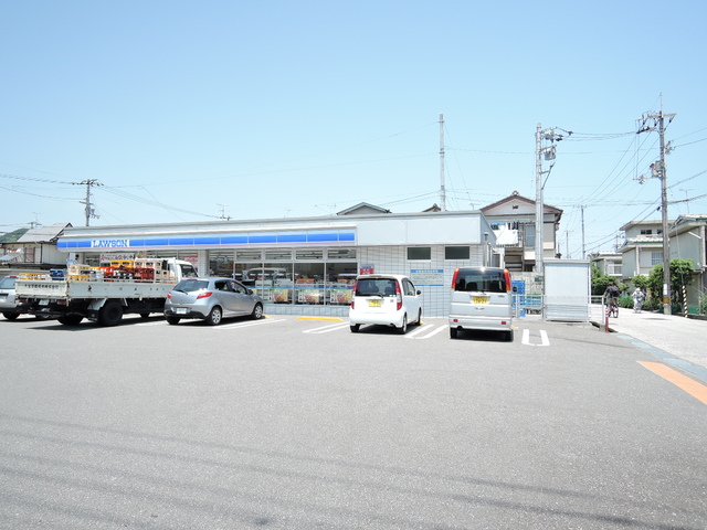 コンビニ　ローソン高知六泉寺町店（コンビニ）まで246m