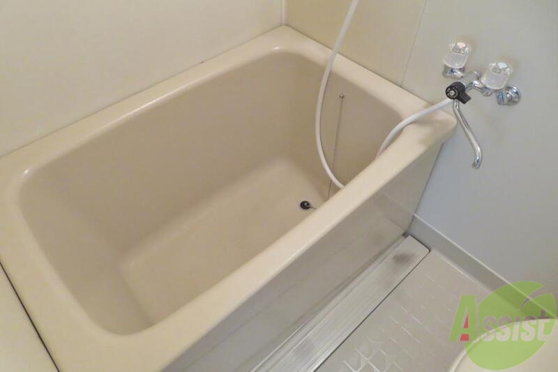 バス・シャワールーム　お風呂はこちらです。ゆっくり浸かれそうですね。