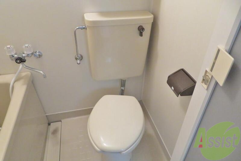 トイレ　トイレはこちらです。お風呂と一緒になっております。