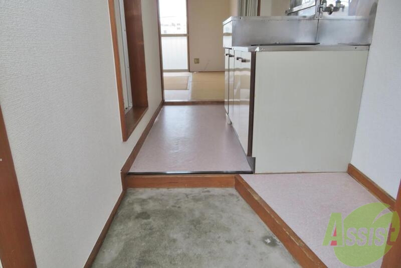 玄関　玄関横が洗濯機置場になります。排水はお風呂場へ流します。