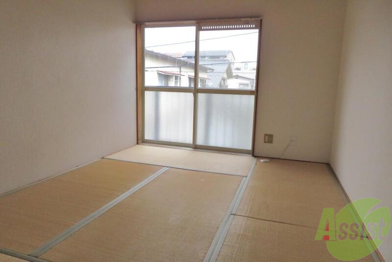 居室・リビング　こちらのお部屋は６帖の和室となっております。