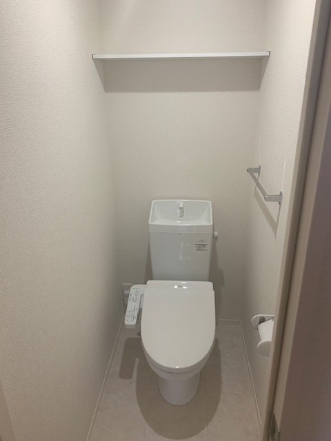トイレ　イメージ写真　温水洗浄便座付トイレ