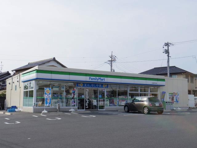 コンビニ　ファミリーマート（コンビニ）まで550m