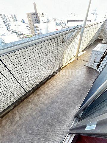 収納　開放的で明るい空間を演出してくれるバルコニーです