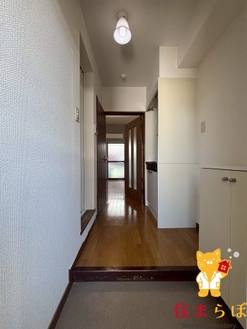 玄関　「気になったら、LINEで気軽に相談できますよ。」